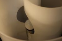 PADOVA & BOCCI. Lampe à poser en plexiglas blanc formée de t… (photo 3)