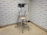une image représentant une échelle dans une pièce, avec un mur en arrière-plan