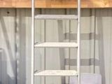 une échelle appuyée contre un mur dans un garage
