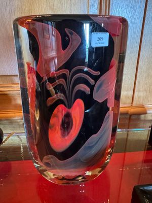 un vase en verre orné d'un motif rouge et noir
