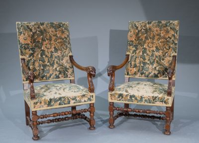 paire de fauteuils en noyer sculpté du XIXe siècle, avec assises rembourrées à motifs floraux