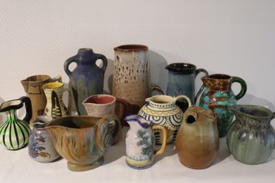 de nombreux types de vases différents posés sur une table