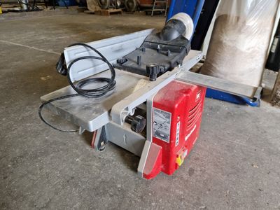une machine posée sur le sol du garage