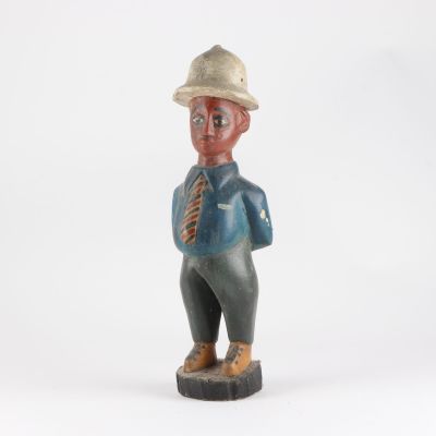 une image représentant une figurine d'un homme portant un chapeau et une cravate