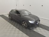 L'Audi QX est garée dans un garage dont le sol est en damier.