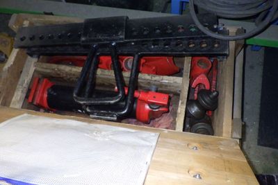 une photo d'une photo d'un établi avec des outils