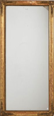une image d'un miroir encadré d'or sur un mur blanc