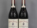 deux bouteilles de vin rouge posées sur une table en verre