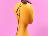 tête de mannequin jaune portant des lunettes de soleil sur fond rose