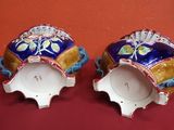 deux vases posés sur une table rouge