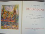 un livre sur lequel figure l'image d'un bâtiment