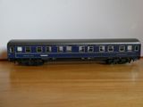 un wagon bleu posé sur une table en bois