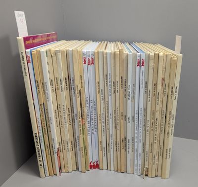 un grand nombre de livres empilés sur une étagère