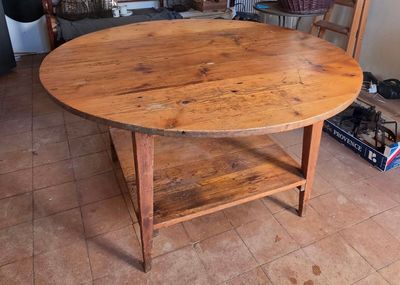 une table en bois avec une étagère dans une pièce