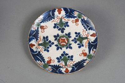 l'image d'une assiette bleue et blanche ornée de fleurs