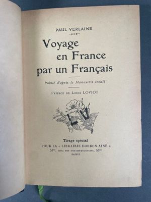 un livre ouvert sur lequel est dessiné un oiseau