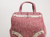 un sac rose et blanc orné d'un motif de chat sur le devant