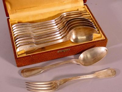 Six fourchettes et six grandes cuillères en métal argenté, m… - Photo 1