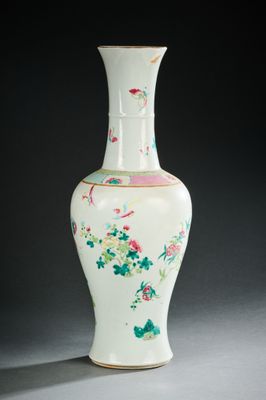 un vase blanc avec des fleurs et des oiseaux peints dessus