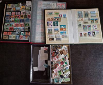 2 classeurs et 1 boîte de vrac contenant des timbres d'Europ…