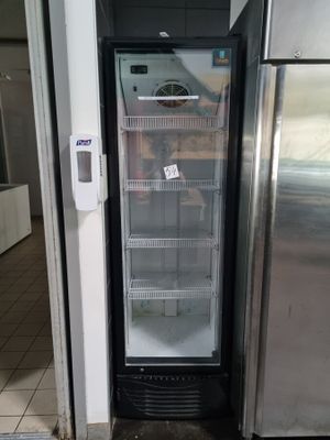 un réfrigérateur dont la porte est ouverte dans une cuisine