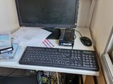 un bureau d'ordinateur équipé d'un clavier et d'un écran