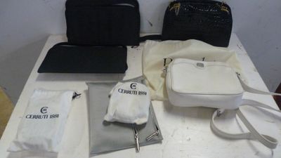 une table sur laquelle sont posés de nombreux sacs