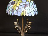 gros plan d'une lampe sur une table à fond noir