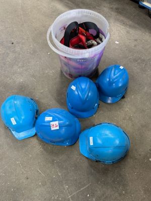 1 lot de sangles + 1 lot de casques de chantier
