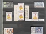 la photo d'une vitrine contenant des timbres