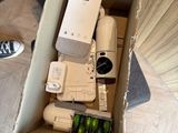 une boîte remplie d'appareils électroniques et une paire de chaussures