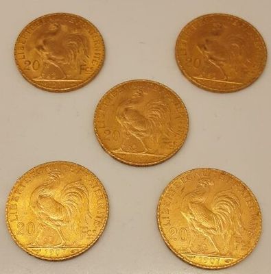 quatre pièces d'or portant l'image d'un homme et d'une femme