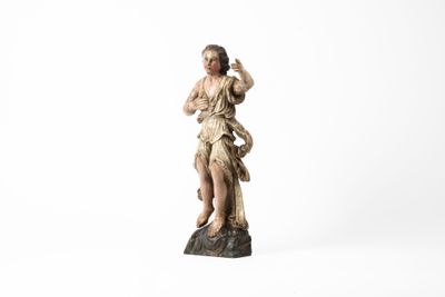 une statue en bois représentant une femme tenant un oiseau, sur fond blanc