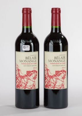 deux bouteilles de vin rouge posées l'une à côté de l'autre sur une table