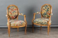 Paire de fauteuils en noyer et hêtre, dossier médaillon, pie…