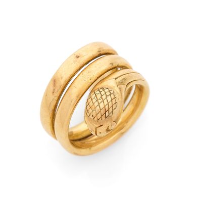 un gros plan d'une bague en or ornée d'un ananas