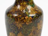 un vase posé sur une surface blanche