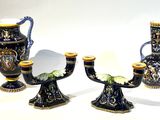 trois vases posés l'un à côté de l'autre sur une table