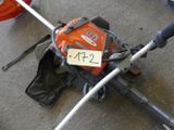 une tondeuse à gazon sur laquelle est apposée une étiquette de prix