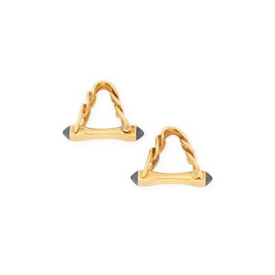 une paire de boucles d'oreilles plaquées or au motif torsadé