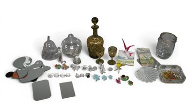 un grand nombre d'objets posés sur une table