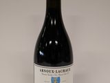 la bouteille de vin rouge est posée sur la table