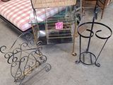 beaucoup de meubles posés sur le sol