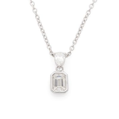 COLLIER présentant une suite de deux diamants l'un poire et …