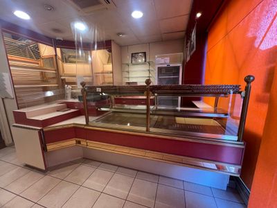Agencement sur mesure de boulangerie comprenant : - Un meubl…