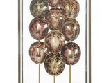 une vitrine en verre contenant un tas de boules de verre