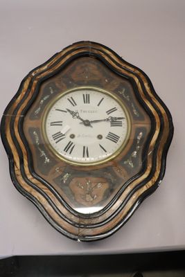 une horloge à chiffres romains accrochée au mur