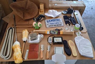 une table sur laquelle se trouvent de nombreux objets
