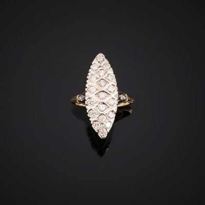 Bague Marquise en or jaune et gris 750°°° sertie de dix-neuf…