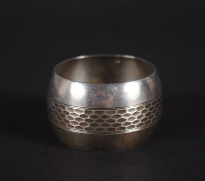 gros plan d'une bague en argent sur une surface noire